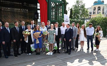 На Тверской площади в Москве в рамках мероприятий Второго форума тружеников села состоялось торжественное награждение победителей четвертого Национального органического конкурса