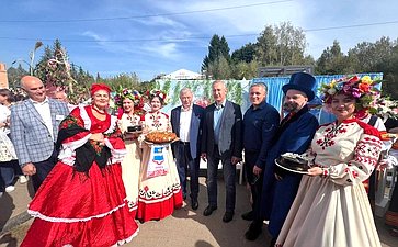 Анатолий Артамонов в ходе поездки в регион принял участие в открытии выставки-ярмарки «Калужская осень-2024»