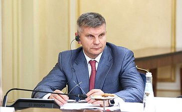 Геннадий Голов