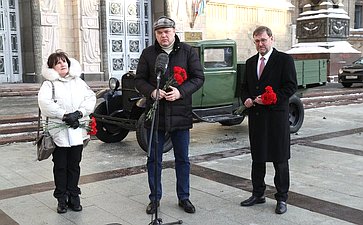 Сенаторы почтили память о подвиге жителей блокадного Ленинграда возложением цветов к легендарному автомобилю «Полуторка»