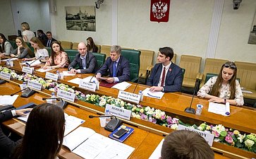 «Круглый стол» на тему «Развитие российской экономики: роль молодежи»