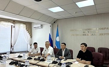 Сахамин Афанасьев провел рабочую встречу с представителями молодежного парламента Якутии и членами Палаты молодых законодателей при Совете Федерации