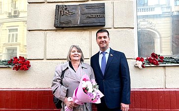 Инна Святенко и Андрей Чернышев открыли мемориальную доску Валентину Распутину