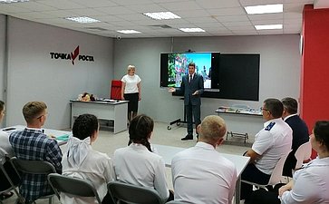 Андрей Шевченко провел первый открытый урок для школьников Шарлыкской общеобразовательной школы № 2