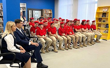 Владимир Пушкарёв встретился со школьниками и студентами, посмотрел вместе с ними фильм, посвященный волонтёрам Донбасса