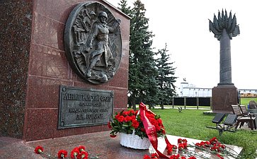 Возложение цветов делегации общества «Жители блокадного Ленинграда» к монументу «Ленинградский фронт» в Парке Победы