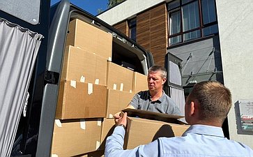 Дмитрий Василенко встретился с участникам СВО в городе Шлиссельбурге Кировского района и передал военнослужащим оборудование