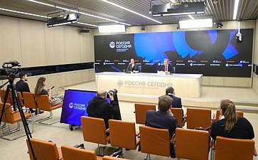 Пресс-конференция председателя Комиссии Совета Федерации по информационной политике и взаимодействию со средствами массовой информации Алексея Пушкова по итогам работы Комиссии в 2025 году