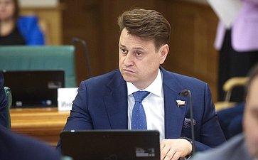 Олег Голов
