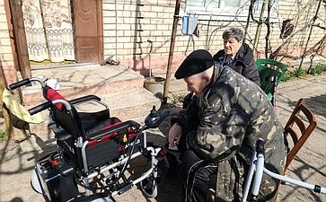 Игорь Кастюкевич обеспечил инвалидной коляской жителя пгт. Чаплынка