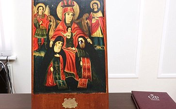 Передача освященного списка Иконы Селенгинского пехотного полка Богоматерь Печерская севастопольцам от жителей Республики Бурятия, в знак исторической связи между российскими регионами