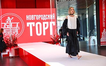 Валентина Матвиенко посетила Софийский собор и осмотрела выставку брендов «Новгородский торг»
