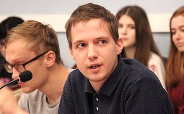 Юрий Воробьев принял участие в заседании молодежного Дискуссионного клуба