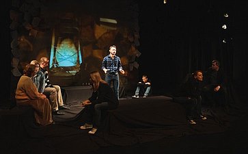 На сцене театральной школы Олега Табакова состоялся показ спектакля «Я Zнаю праVду» Донецкого музыкально-драматического театра имени М.М. Бровуна