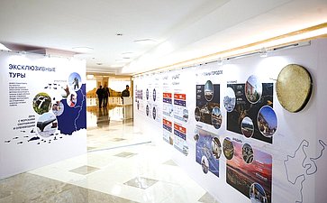 Валентина Матвиенко и Владислав Кузнецов осмотрели выставку, развернутую в Совете Федерации, которая посвящена истории, современности и перспективам развития Чукотского автономного округа