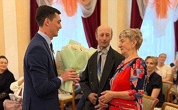 Роман Маслов поздравил юбилейные семейные пары в Череповце