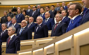 Сенаторы исполняют гимн РФ перед началом 449-го заседания Совета Федерации