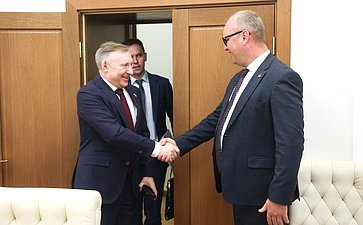 Встреча первого заместителя председателя Комитета СФ по социальной политике Александра Варфоломеева с депутатом Национального Собрания Республики Армения Алексеем Сандыковым