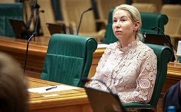 Сенаторы приняли участие в сдаче пробного Единого государственного экзамена