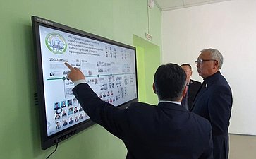 Баир Жамсуев в рамках работы в регионе посетил Могойтуйский аграрно-промышленный техникум, встретился со студентами и преподавателями