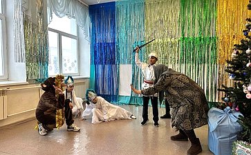 Сахамин Афанасьев поздравил воспитанников Адаптивной школы-интерната № 28 города Якутска с наступающим Новым годом