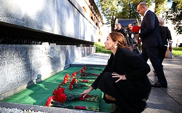 Председатель Совета Федерации Валентина Матвиенко и врио губернатора Новгородской области Александр Дронов возложили венки к Мемориалу «Вечный огонь славы»