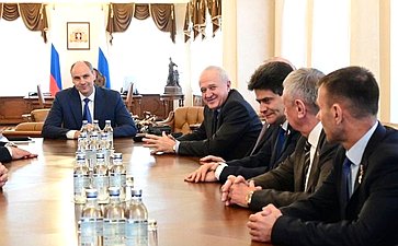 Встреча председателя Комитета Совета Федерации по обороне и безопасности Владимира Булавина с врио губернатора Свердловской области Денисом Паслером