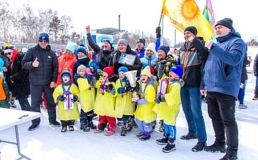 Андрей Хапочкин наградил победителей Суперкубка семейной лиги по хоккею