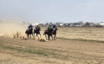 Баир Жамсуев в регионе принял участие в открытии конноспортивного сезона, на ипподроме Амитхаши наблюдал за скачками 94 сильнейших лошадей Забайкалья