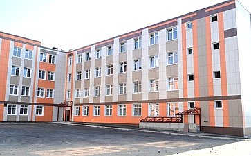 Василий Голубев и Николай Гончаров проинспектировали ход реконструкции Мариинской женской гимназии в посёлке Шолоховский Белокалитвинского района