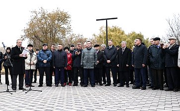 Церемония закладки капсулы на месте будущего памятника молодым строителям авиакомплекса и аллеи авиастроителей