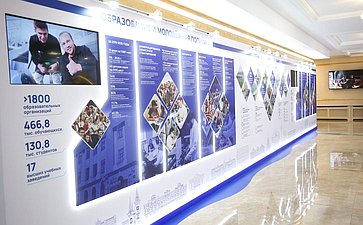 Валентина Матвиенко и Роман Бусаргин осмотрели выставку, посвященную действующим и перспективным проектам развития Саратовской области
