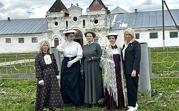 Светлана Кириллова поздравила коллектив племенного конного завода, расположенного в Сусанинском районе Костромской области, со 135-летием со дня основания