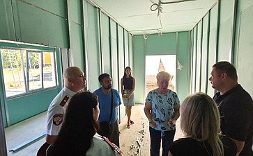 Ольга Бас в ходе поездки в регион ознакомилась с ходом строительства модульного оздоровительного лагеря «Казачок» в поселке Станица Луганская