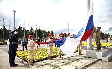 Сергей Рябухин в Ульяновской области принял участие в мероприятиях, посвященных Дню государственного флага России