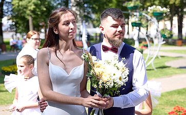 В День семьи, любви и верности во Владимирской области состоялось Всероссийская акция «День рождения семьи», в ходе которой сенаторы поздравили молодожёнов