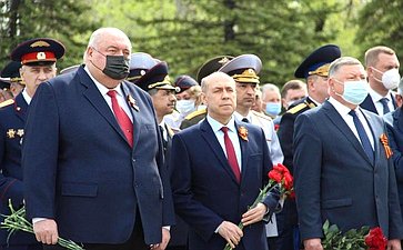Сергей Аренин в Саратове почтил память погибших в Великой Отечественной войне
