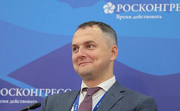 Андрей Кутепов выступил на сессии «Логистическая связанность России. Влияние состояния транспортных коридоров на экономическое развитие». (фото Фонд Росконгресс)