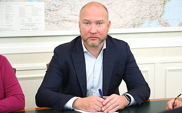 Рабочая встреча заместителя Председателя СФ Юрия Воробьева с Ваграмом Карапетяном, членом Экспертного совета МПК, исполнительным директором образовательно-культурного благотворительного фонда «Наше будущее»
