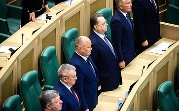 Сенаторы слушают гимн России перед началом 477-го заседания Совета Федерации