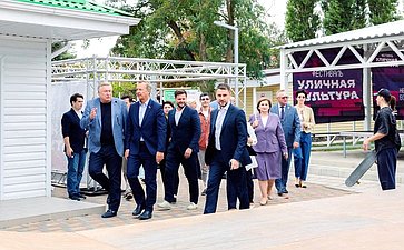 В ходе региональной поездки первый заместитель Председателя СФ Андрей Яцкин посетил ряд объектов и выступил на пленарной дискуссии Всероссийского молодежного образовательного форума «Ростов»