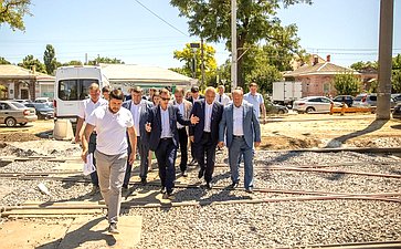 Андрей Яцкин в рамках рабочей поездки в регион осмотрел ход строительства депо и трамвайных путей в Таганроге