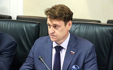 Олег Голов
