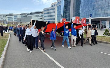 Александр Ролик во Владивостоке, в кампусе Дальневосточного федерального университета принял участие в патриотической акции «Международный Вальс Победы»