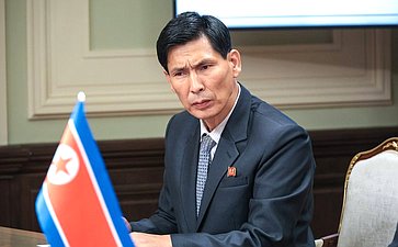 Встреча первого заместителя председателя Комитета СФ по международным делам Владимира Джабарова с руководителем группы содействия развитию корейско-российской дружбы в Верховном народном собрании КНДР Ли Чхолем