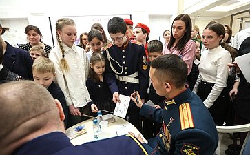 В Совете Федерации состоялась встреча московских школьников с Героями России, сенаторами Российской Федерации — участниками боевых действий