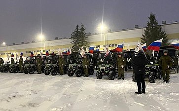 Николай Журавлев принял участие в церемонии передачи партии автомобилей и квадроциклов, предназначенных для военнослужащих из Костромской области, которые выполняют задачи в зоне СВО