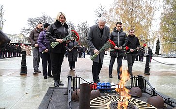 Российские и белорусские парламентарии возложили цветы к Вечному огню в Ярославле и почтили память погибших в годы Великой Отечественной войны
