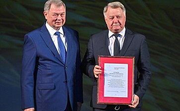 Анатолий Артамонов поздравил калужских аграриев с профессиональным праздником