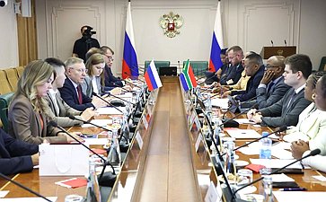 Александр Варфоломеев провел встречу с делегацией Законодательного Собрания Северо-Западной провинции Южно-Африканской Республики при участии Палаты молодых законодателей при Совете Федерации